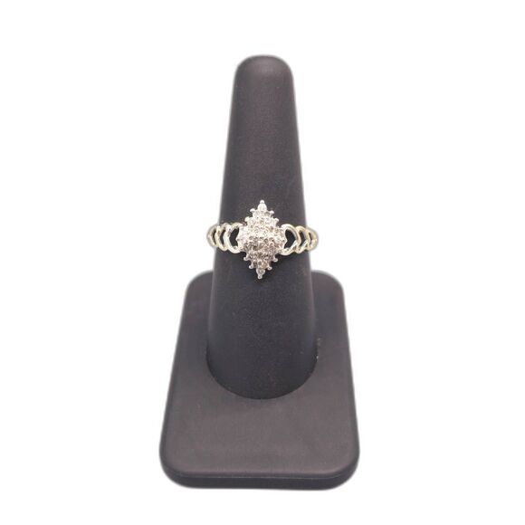 10KT WHITE GOLD 2.70G DIAMOND 0.25CTW RING SIZE 7.75 (151660-1)